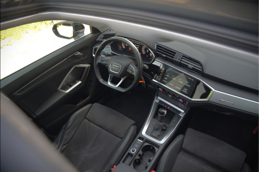 Audi Q3 35 TFSI S Line Pro Line S S-Line | Panoramadak | Stoelverwarming | Camera | Cruise Control | Apple Carplay | Dodehoekdetectie | Navigatie | Parkeersensoren |