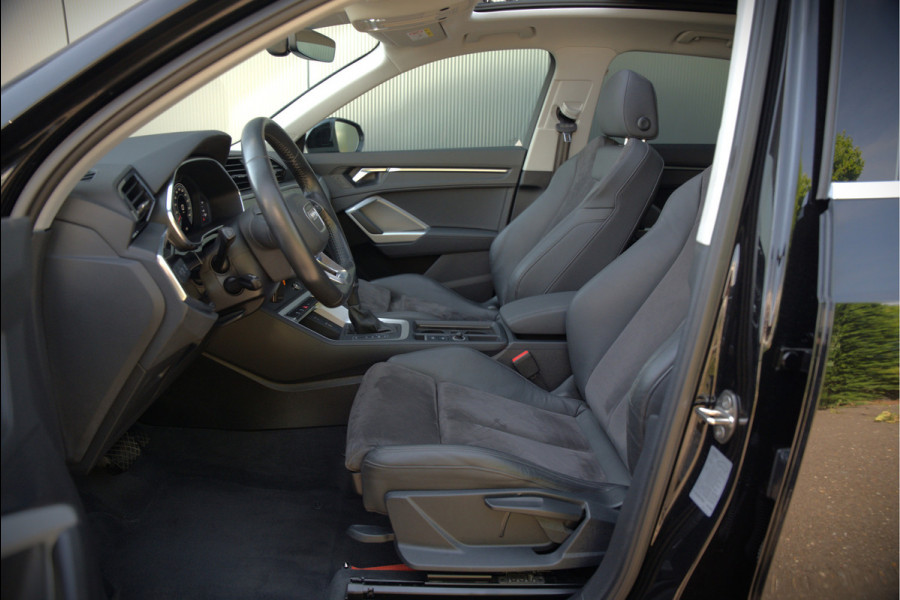Audi Q3 35 TFSI S Line Pro Line S S-Line | Panoramadak | Stoelverwarming | Camera | Cruise Control | Apple Carplay | Dodehoekdetectie | Navigatie | Parkeersensoren |