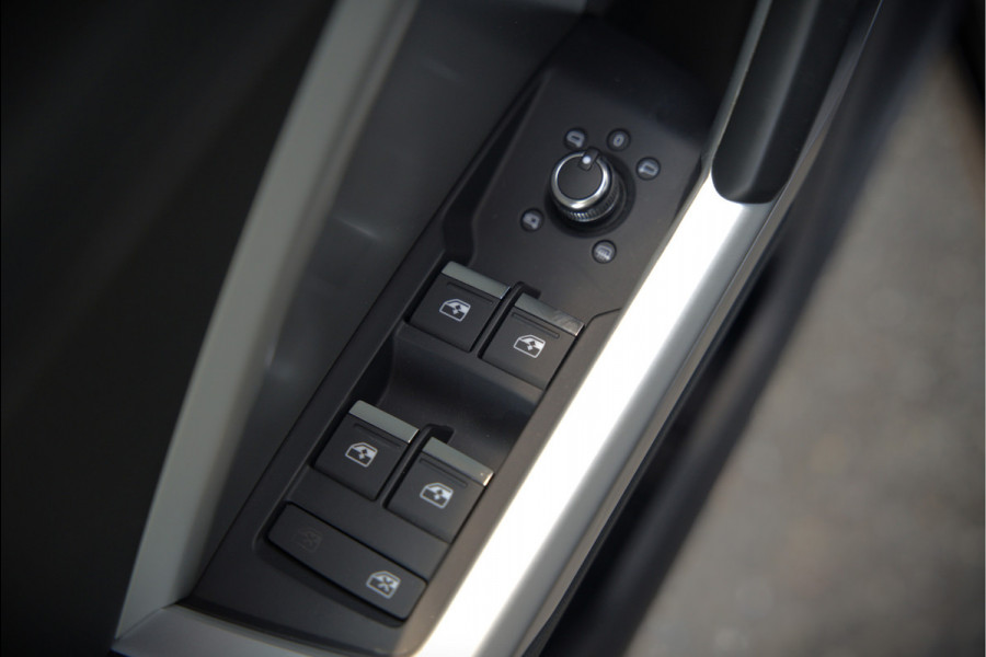 Audi Q3 35 TFSI S Line Pro Line S S-Line | Panoramadak | Stoelverwarming | Camera | Cruise Control | Apple Carplay | Dodehoekdetectie | Navigatie | Parkeersensoren |