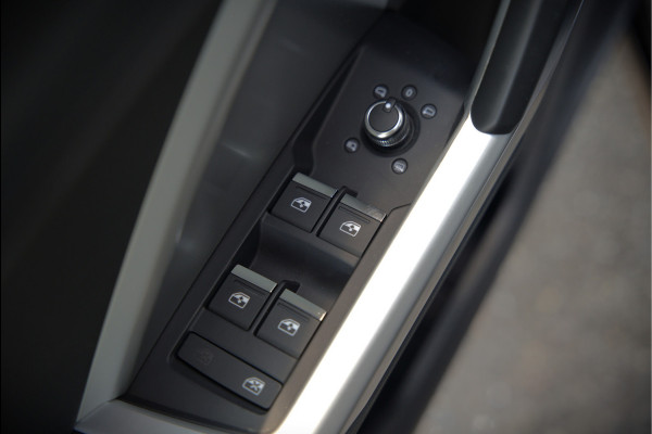 Audi Q3 35 TFSI S Line Pro Line S S-Line | Panoramadak | Stoelverwarming | Camera | Cruise Control | Apple Carplay | Dodehoekdetectie | Navigatie | Parkeersensoren |