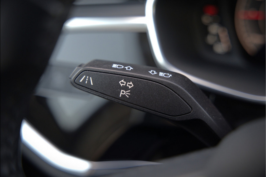 Audi Q3 35 TFSI S Line Pro Line S S-Line | Panoramadak | Stoelverwarming | Camera | Cruise Control | Apple Carplay | Dodehoekdetectie | Navigatie | Parkeersensoren |