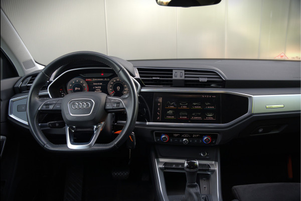 Audi Q3 35 TFSI S Line Pro Line S S-Line | Panoramadak | Stoelverwarming | Camera | Cruise Control | Apple Carplay | Dodehoekdetectie | Navigatie | Parkeersensoren |