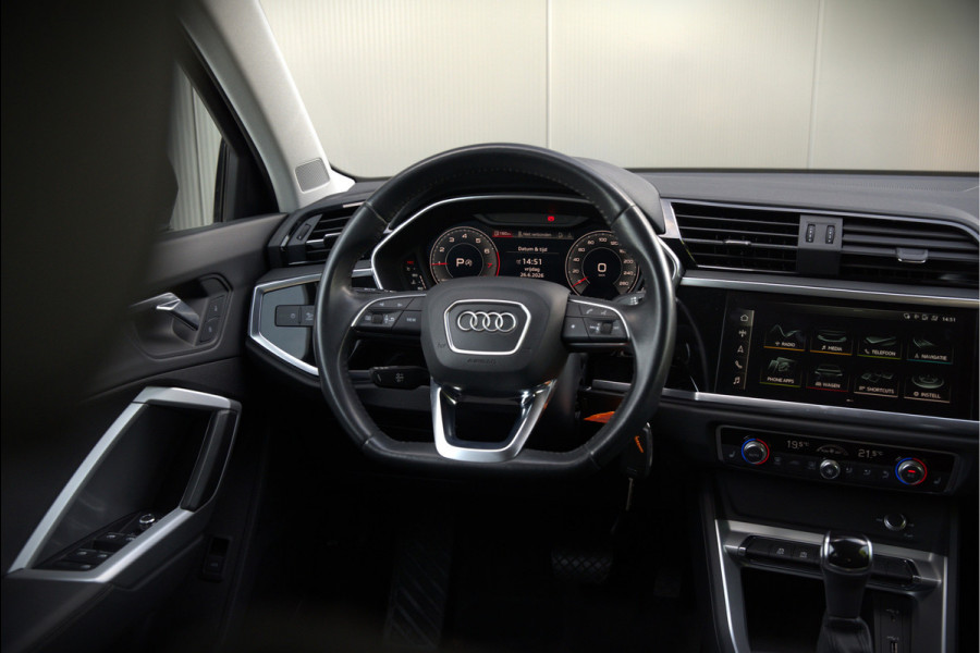 Audi Q3 35 TFSI S Line Pro Line S S-Line | Panoramadak | Stoelverwarming | Camera | Cruise Control | Apple Carplay | Dodehoekdetectie | Navigatie | Parkeersensoren |