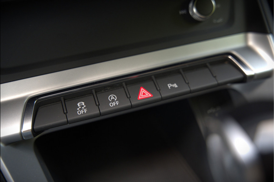 Audi Q3 35 TFSI S Line Pro Line S S-Line | Panoramadak | Stoelverwarming | Camera | Cruise Control | Apple Carplay | Dodehoekdetectie | Navigatie | Parkeersensoren |