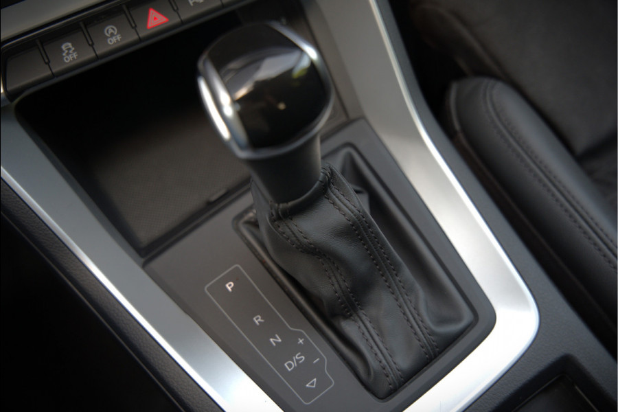Audi Q3 35 TFSI S Line Pro Line S S-Line | Panoramadak | Stoelverwarming | Camera | Cruise Control | Apple Carplay | Dodehoekdetectie | Navigatie | Parkeersensoren |
