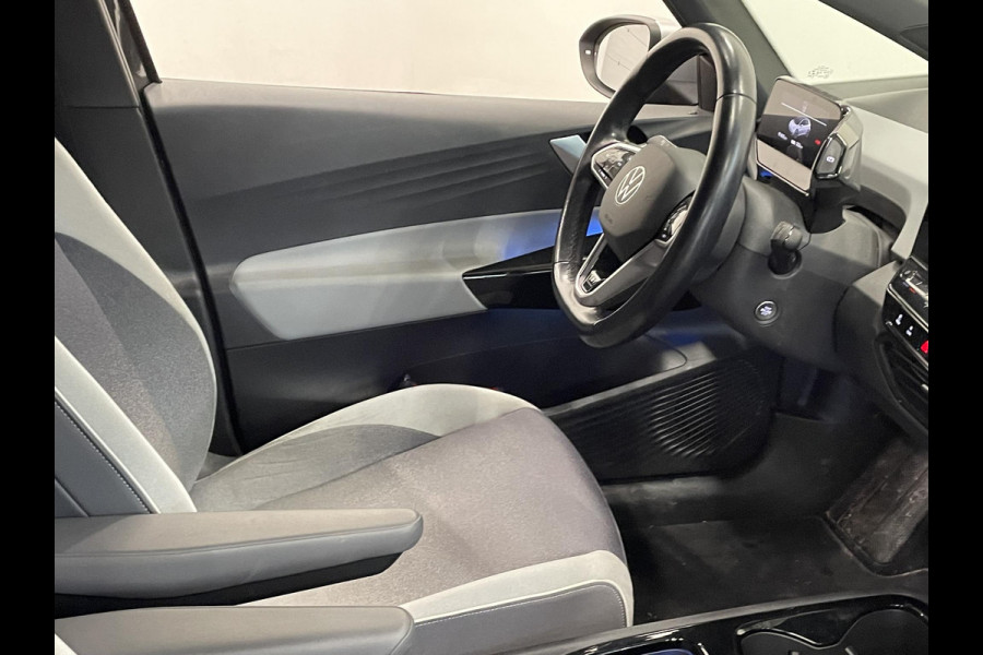 Volkswagen ID.3 First Plus 58 kWh Navigatie Apple Carplay/Android Auto Adaptive Cruise Control Camera Parkeersensoren Stoel- en stuurverwarming Lichtmetalen velgen Climate Control