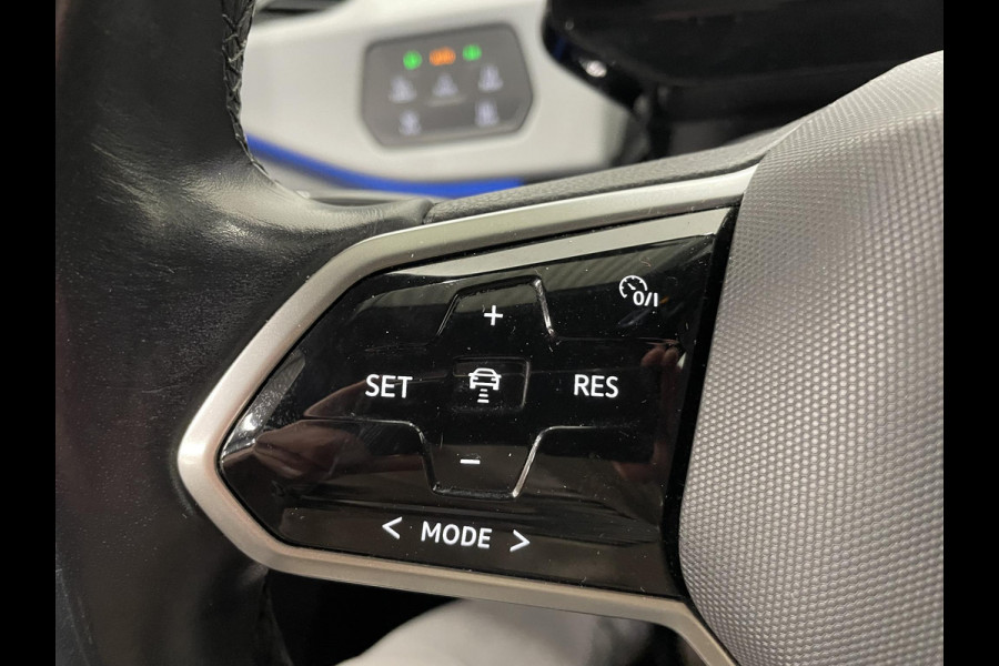 Volkswagen ID.3 First Plus 58 kWh Navigatie Apple Carplay/Android Auto Adaptive Cruise Control Camera Parkeersensoren Stoel- en stuurverwarming Lichtmetalen velgen Climate Control