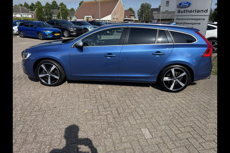 Volvo V60 2.0 T4 Business Sport 190pk Automaat | Trekhaak | R- Design | Winterbandenset | Stoelverwarming | Lederen Bekleding