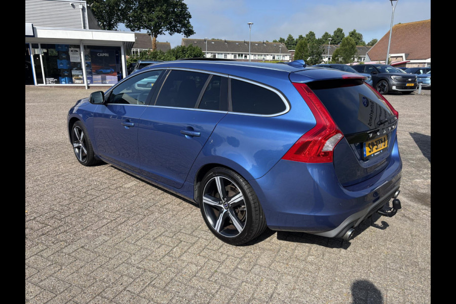 Volvo V60 2.0 T4 Business Sport 190pk Automaat | Trekhaak | R- Design | Winterbandenset | Stoelverwarming | Lederen Bekleding
