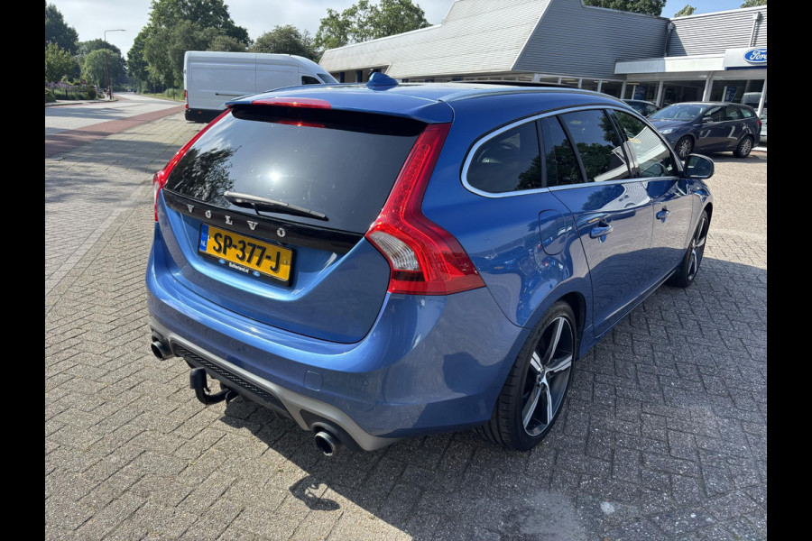 Volvo V60 2.0 T4 Business Sport 190pk Automaat | Trekhaak | R- Design | Winterbandenset | Stoelverwarming | Lederen Bekleding