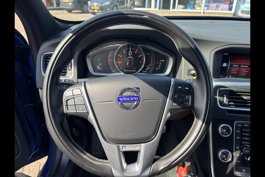 Volvo V60 2.0 T4 Business Sport 190pk Automaat | Trekhaak | R- Design | Winterbandenset | Stoelverwarming | Lederen Bekleding