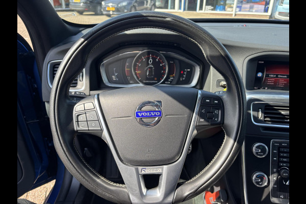 Volvo V60 2.0 T4 Business Sport 190pk Automaat | Trekhaak | R- Design | Winterbandenset | Stoelverwarming | Lederen Bekleding