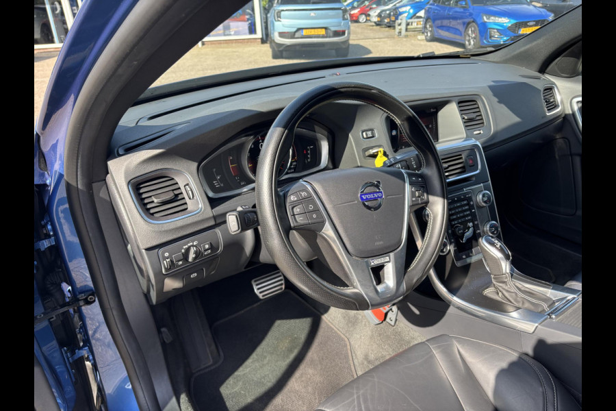 Volvo V60 2.0 T4 Business Sport 190pk Automaat | Trekhaak | R- Design | Winterbandenset | Stoelverwarming | Lederen Bekleding