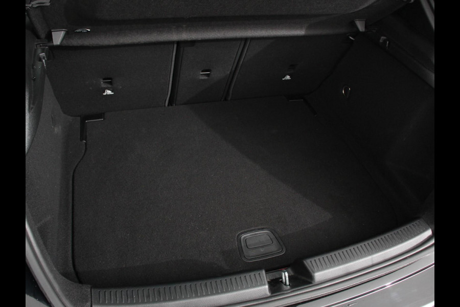 Mercedes-Benz A-Klasse 200 AMG Line Navigatie Climate Control Camera Virtual Cockpit Led Stoelverwarming Cruise control Parkeersensoren