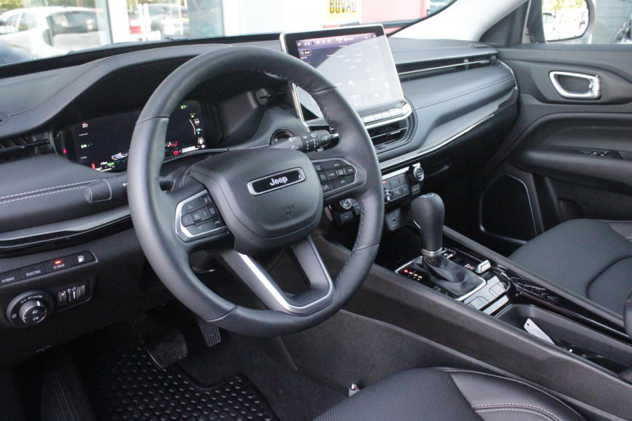 Jeep Compass 4xe 240PK Plug-in Hybrid ELECTRIC SUMMIT | LEDEREN BEKLEDING | STOEL VENTILATIE | STOEL/STUUR VERWARMING | VOORSTOELEN ELEKTRISCH VERSTELBAAR MET GEHEUGEN FUNCTIE OP DE BESTUURDERSSTOEL | ELEKTRISCH BEDIENBARE ACHTERKLEP | NAVIGATIE | DRAADLOZE APPLE CARPLAY/ANDROID AUTO | DRAADLOZE TELEFOONLADER | DAB+ RADIO | ACHTERUITRIJ CAMERA |  19" LICHTMETALEN VELGEN | FULL LED KOPLAMPEN | PARKEERSENSOREN VOOR + ACHTER | KEYLESS ENTRY/START |