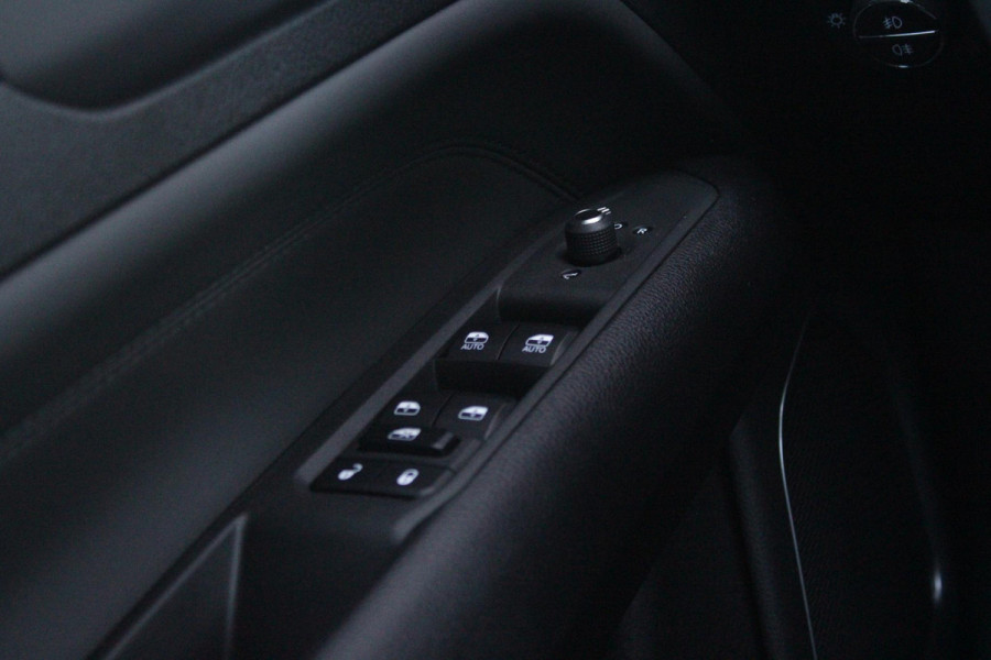 Jeep Compass 4xe 240PK Plug-in Hybrid ELECTRIC SUMMIT | LEDEREN BEKLEDING | STOEL VENTILATIE | STOEL/STUUR VERWARMING | VOORSTOELEN ELEKTRISCH VERSTELBAAR MET GEHEUGEN FUNCTIE OP DE BESTUURDERSSTOEL | ELEKTRISCH BEDIENBARE ACHTERKLEP | NAVIGATIE | DRAADLOZE APPLE CARPLAY/ANDROID AUTO | DRAADLOZE TELEFOONLADER | DAB+ RADIO | ACHTERUITRIJ CAMERA |  19" LICHTMETALEN VELGEN | FULL LED KOPLAMPEN | PARKEERSENSOREN VOOR + ACHTER | KEYLESS ENTRY/START |