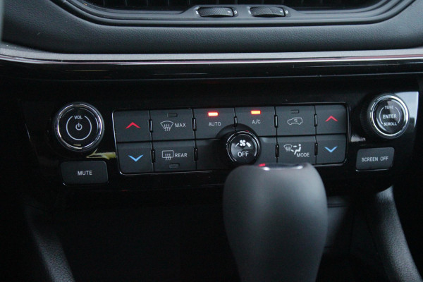 Jeep Compass 4xe 240PK Plug-in Hybrid ELECTRIC SUMMIT | LEDEREN BEKLEDING | STOEL VENTILATIE | STOEL/STUUR VERWARMING | VOORSTOELEN ELEKTRISCH VERSTELBAAR MET GEHEUGEN FUNCTIE OP DE BESTUURDERSSTOEL | ELEKTRISCH BEDIENBARE ACHTERKLEP | NAVIGATIE | DRAADLOZE APPLE CARPLAY/ANDROID AUTO | DRAADLOZE TELEFOONLADER | DAB+ RADIO | ACHTERUITRIJ CAMERA |  19" LICHTMETALEN VELGEN | FULL LED KOPLAMPEN | PARKEERSENSOREN VOOR + ACHTER | KEYLESS ENTRY/START |