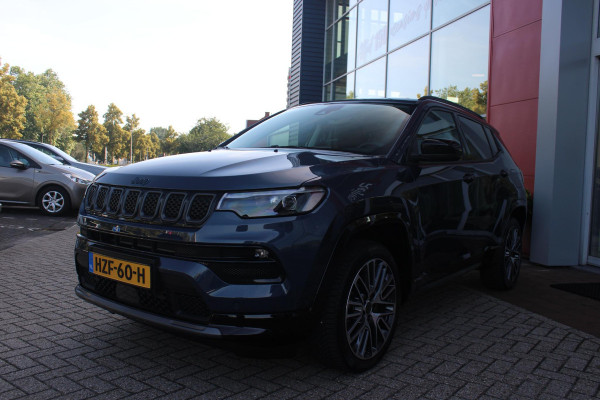 Jeep Compass 4xe 240PK Plug-in Hybrid ELECTRIC SUMMIT | LEDEREN BEKLEDING | STOEL VENTILATIE | STOEL/STUUR VERWARMING | VOORSTOELEN ELEKTRISCH VERSTELBAAR MET GEHEUGEN FUNCTIE OP DE BESTUURDERSSTOEL | ELEKTRISCH BEDIENBARE ACHTERKLEP | NAVIGATIE | DRAADLOZE APPLE CARPLAY/ANDROID AUTO | DRAADLOZE TELEFOONLADER | DAB+ RADIO | ACHTERUITRIJ CAMERA |  19" LICHTMETALEN VELGEN | FULL LED KOPLAMPEN | PARKEERSENSOREN VOOR + ACHTER | KEYLESS ENTRY/START |