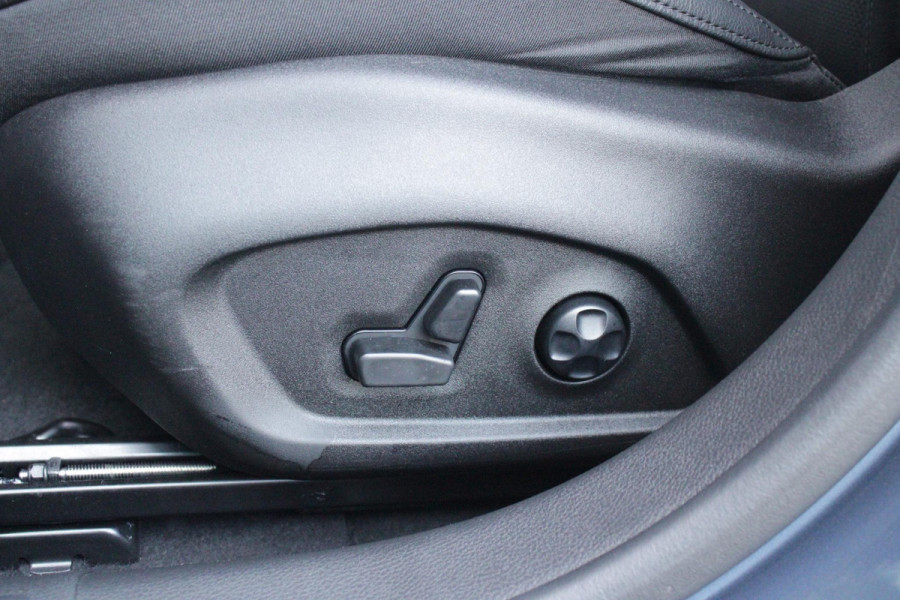 Jeep Compass 4xe 240PK Plug-in Hybrid ELECTRIC SUMMIT | LEDEREN BEKLEDING | STOEL VENTILATIE | STOEL/STUUR VERWARMING | VOORSTOELEN ELEKTRISCH VERSTELBAAR MET GEHEUGEN FUNCTIE OP DE BESTUURDERSSTOEL | ELEKTRISCH BEDIENBARE ACHTERKLEP | NAVIGATIE | DRAADLOZE APPLE CARPLAY/ANDROID AUTO | DRAADLOZE TELEFOONLADER | DAB+ RADIO | ACHTERUITRIJ CAMERA |  19" LICHTMETALEN VELGEN | FULL LED KOPLAMPEN | PARKEERSENSOREN VOOR + ACHTER | KEYLESS ENTRY/START |