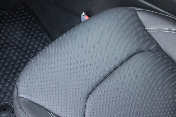 Jeep Compass 4xe 240PK Plug-in Hybrid ELECTRIC SUMMIT | LEDEREN BEKLEDING | STOEL VENTILATIE | STOEL/STUUR VERWARMING | VOORSTOELEN ELEKTRISCH VERSTELBAAR MET GEHEUGEN FUNCTIE OP DE BESTUURDERSSTOEL | ELEKTRISCH BEDIENBARE ACHTERKLEP | NAVIGATIE | DRAADLOZE APPLE CARPLAY/ANDROID AUTO | DRAADLOZE TELEFOONLADER | DAB+ RADIO | ACHTERUITRIJ CAMERA |  19" LICHTMETALEN VELGEN | FULL LED KOPLAMPEN | PARKEERSENSOREN VOOR + ACHTER | KEYLESS ENTRY/START |