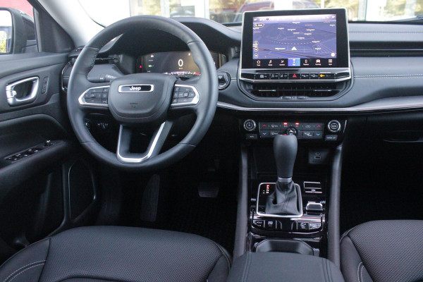Jeep Compass 4xe 240PK Plug-in Hybrid ELECTRIC SUMMIT | LEDEREN BEKLEDING | STOEL VENTILATIE | STOEL/STUUR VERWARMING | VOORSTOELEN ELEKTRISCH VERSTELBAAR MET GEHEUGEN FUNCTIE OP DE BESTUURDERSSTOEL | ELEKTRISCH BEDIENBARE ACHTERKLEP | NAVIGATIE | DRAADLOZE APPLE CARPLAY/ANDROID AUTO | DRAADLOZE TELEFOONLADER | DAB+ RADIO | ACHTERUITRIJ CAMERA |  19" LICHTMETALEN VELGEN | FULL LED KOPLAMPEN | PARKEERSENSOREN VOOR + ACHTER | KEYLESS ENTRY/START |