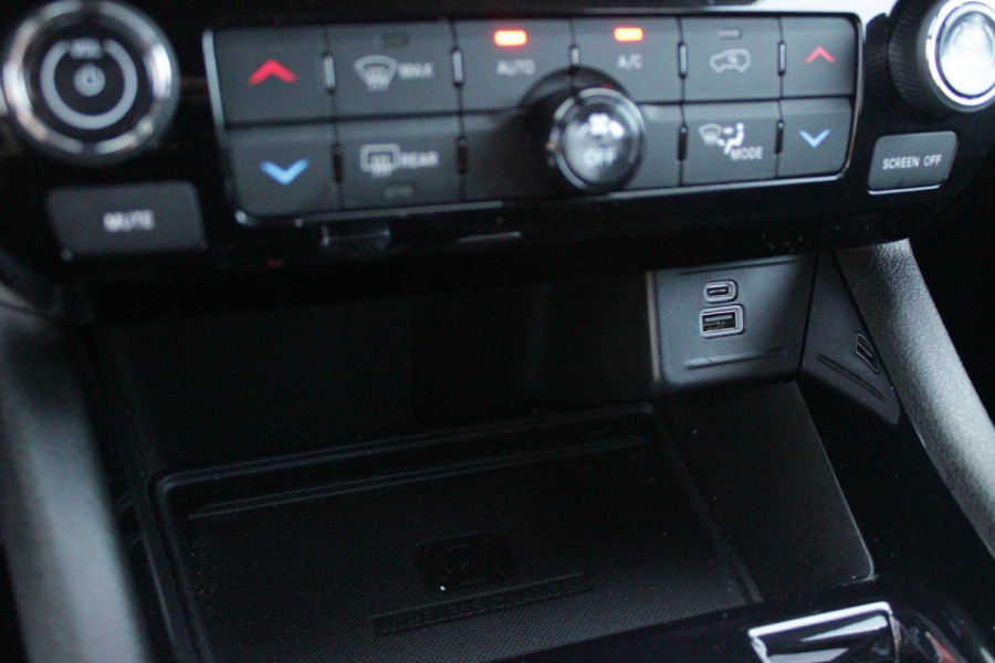 Jeep Compass 4xe 240PK Plug-in Hybrid ELECTRIC SUMMIT | LEDEREN BEKLEDING | STOEL VENTILATIE | STOEL/STUUR VERWARMING | VOORSTOELEN ELEKTRISCH VERSTELBAAR MET GEHEUGEN FUNCTIE OP DE BESTUURDERSSTOEL | ELEKTRISCH BEDIENBARE ACHTERKLEP | NAVIGATIE | DRAADLOZE APPLE CARPLAY/ANDROID AUTO | DRAADLOZE TELEFOONLADER | DAB+ RADIO | ACHTERUITRIJ CAMERA |  19" LICHTMETALEN VELGEN | FULL LED KOPLAMPEN | PARKEERSENSOREN VOOR + ACHTER | KEYLESS ENTRY/START |