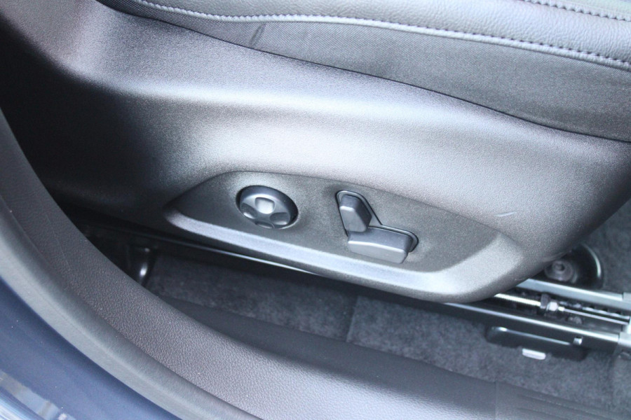 Jeep Compass 4xe 240PK Plug-in Hybrid ELECTRIC SUMMIT | LEDEREN BEKLEDING | STOEL VENTILATIE | STOEL/STUUR VERWARMING | VOORSTOELEN ELEKTRISCH VERSTELBAAR MET GEHEUGEN FUNCTIE OP DE BESTUURDERSSTOEL | ELEKTRISCH BEDIENBARE ACHTERKLEP | NAVIGATIE | DRAADLOZE APPLE CARPLAY/ANDROID AUTO | DRAADLOZE TELEFOONLADER | DAB+ RADIO | ACHTERUITRIJ CAMERA |  19" LICHTMETALEN VELGEN | FULL LED KOPLAMPEN | PARKEERSENSOREN VOOR + ACHTER | KEYLESS ENTRY/START |