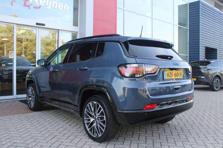 Jeep Compass 4xe 240PK Plug-in Hybrid ELECTRIC SUMMIT | LEDEREN BEKLEDING | STOEL VENTILATIE | STOEL/STUUR VERWARMING | VOORSTOELEN ELEKTRISCH VERSTELBAAR MET GEHEUGEN FUNCTIE OP DE BESTUURDERSSTOEL | ELEKTRISCH BEDIENBARE ACHTERKLEP | NAVIGATIE | DRAADLOZE APPLE CARPLAY/ANDROID AUTO | DRAADLOZE TELEFOONLADER | DAB+ RADIO | ACHTERUITRIJ CAMERA |  19" LICHTMETALEN VELGEN | FULL LED KOPLAMPEN | PARKEERSENSOREN VOOR + ACHTER | KEYLESS ENTRY/START |