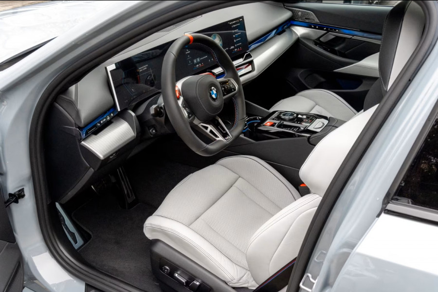 BMW M5 Touring ** DRIV. ASS+, M-REM, PANO, TREKH, ICONIC GLOW, MERINO LEDER, 21 INCH LMV ** 1e EIG - UNFALLFREI - Ex BMW AG ** ** INFORMEER OOK NAAR ONZE AANTREKKELIJKE FINANCIAL-LEASE TARIEVEN **