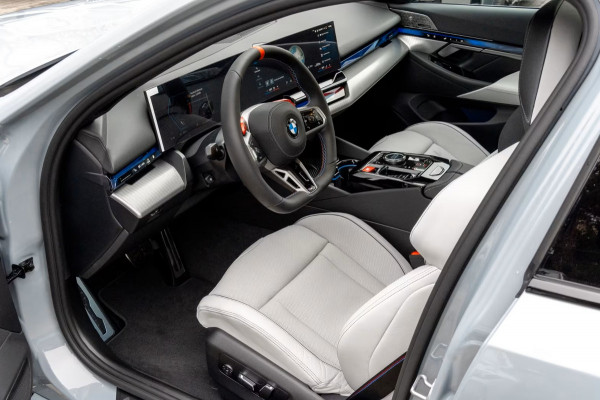 BMW M5 Touring ** DRIV. ASS+, M-REM, PANO, TREKH, ICONIC GLOW, MERINO LEDER, 21 INCH LMV ** 1e EIG - UNFALLFREI - Ex BMW AG ** ** INFORMEER OOK NAAR ONZE AANTREKKELIJKE FINANCIAL-LEASE TARIEVEN **