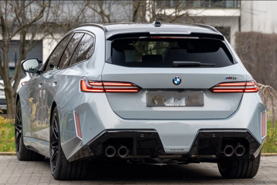 BMW M5 Touring ** DRIV. ASS+, M-REM, PANO, TREKH, ICONIC GLOW, MERINO LEDER, 21 INCH LMV ** 1e EIG - UNFALLFREI - Ex BMW AG ** ** INFORMEER OOK NAAR ONZE AANTREKKELIJKE FINANCIAL-LEASE TARIEVEN **