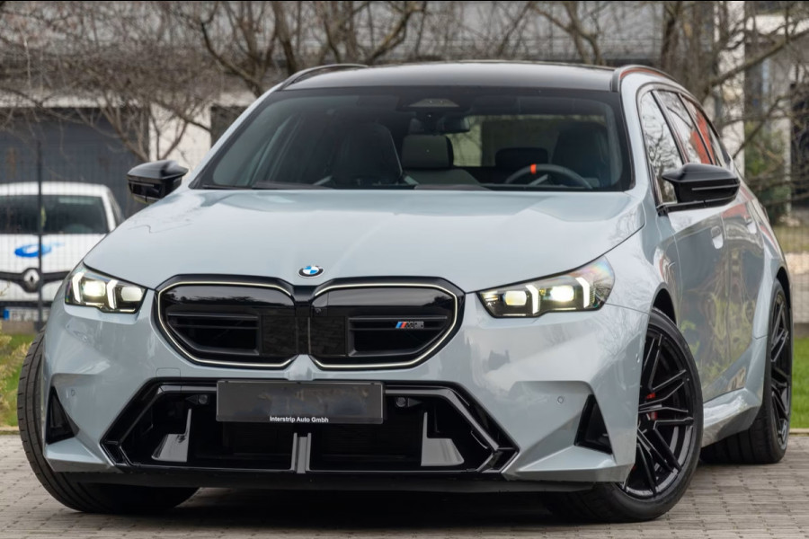 BMW M5 Touring ** DRIV. ASS+, M-REM, PANO, TREKH, ICONIC GLOW, MERINO LEDER, 21 INCH LMV ** 1e EIG - UNFALLFREI - Ex BMW AG ** ** INFORMEER OOK NAAR ONZE AANTREKKELIJKE FINANCIAL-LEASE TARIEVEN **