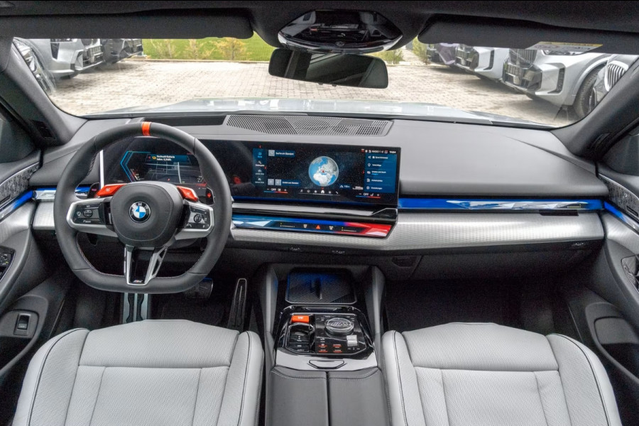 BMW M5 Touring ** DRIV. ASS+, M-REM, PANO, TREKH, ICONIC GLOW, MERINO LEDER, 21 INCH LMV ** 1e EIG - UNFALLFREI - Ex BMW AG ** ** INFORMEER OOK NAAR ONZE AANTREKKELIJKE FINANCIAL-LEASE TARIEVEN **