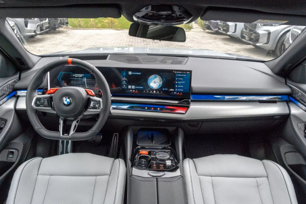 BMW M5 Touring ** DRIV. ASS+, M-REM, PANO, TREKH, ICONIC GLOW, MERINO LEDER, 21 INCH LMV ** 1e EIG - UNFALLFREI - Ex BMW AG ** ** INFORMEER OOK NAAR ONZE AANTREKKELIJKE FINANCIAL-LEASE TARIEVEN **