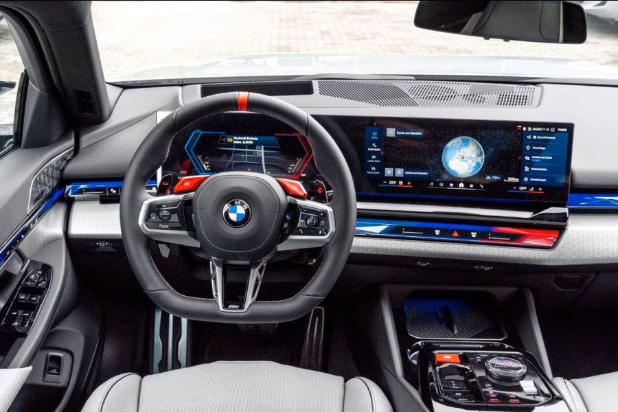 BMW M5 Touring ** DRIV. ASS+, M-REM, PANO, TREKH, ICONIC GLOW, MERINO LEDER, 21 INCH LMV ** 1e EIG - UNFALLFREI - Ex BMW AG ** ** INFORMEER OOK NAAR ONZE AANTREKKELIJKE FINANCIAL-LEASE TARIEVEN **