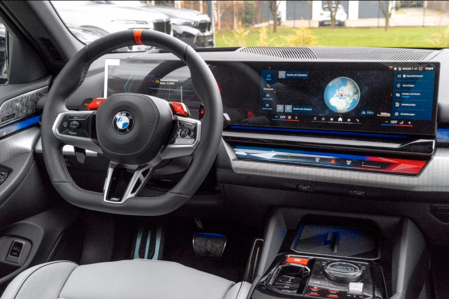 BMW M5 Touring ** DRIV. ASS+, M-REM, PANO, TREKH, ICONIC GLOW, MERINO LEDER, 21 INCH LMV ** 1e EIG - UNFALLFREI - Ex BMW AG ** ** INFORMEER OOK NAAR ONZE AANTREKKELIJKE FINANCIAL-LEASE TARIEVEN **