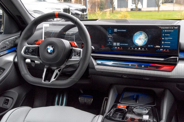 BMW M5 Touring ** DRIV. ASS+, M-REM, PANO, TREKH, ICONIC GLOW, MERINO LEDER, 21 INCH LMV ** 1e EIG - UNFALLFREI - Ex BMW AG ** ** INFORMEER OOK NAAR ONZE AANTREKKELIJKE FINANCIAL-LEASE TARIEVEN **
