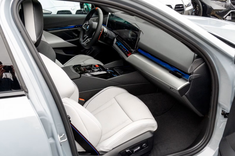 BMW M5 Touring ** DRIV. ASS+, M-REM, PANO, TREKH, ICONIC GLOW, MERINO LEDER, 21 INCH LMV ** 1e EIG - UNFALLFREI - Ex BMW AG ** ** INFORMEER OOK NAAR ONZE AANTREKKELIJKE FINANCIAL-LEASE TARIEVEN **