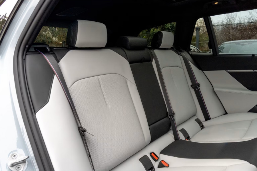 BMW M5 Touring ** DRIV. ASS+, M-REM, PANO, TREKH, ICONIC GLOW, MERINO LEDER, 21 INCH LMV ** 1e EIG - UNFALLFREI - Ex BMW AG ** ** INFORMEER OOK NAAR ONZE AANTREKKELIJKE FINANCIAL-LEASE TARIEVEN **