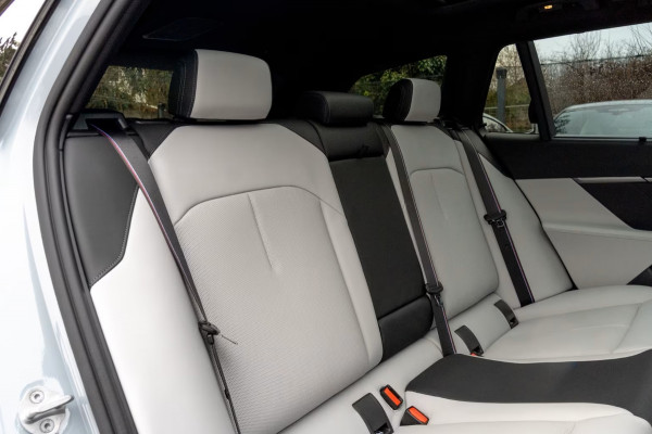 BMW M5 Touring ** DRIV. ASS+, M-REM, PANO, TREKH, ICONIC GLOW, MERINO LEDER, 21 INCH LMV ** 1e EIG - UNFALLFREI - Ex BMW AG ** ** INFORMEER OOK NAAR ONZE AANTREKKELIJKE FINANCIAL-LEASE TARIEVEN **