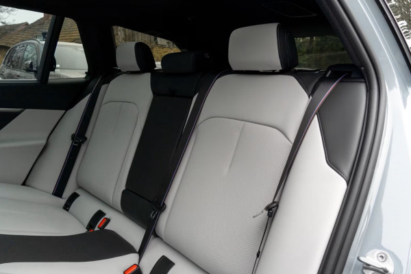 BMW M5 Touring ** DRIV. ASS+, M-REM, PANO, TREKH, ICONIC GLOW, MERINO LEDER, 21 INCH LMV ** 1e EIG - UNFALLFREI - Ex BMW AG ** ** INFORMEER OOK NAAR ONZE AANTREKKELIJKE FINANCIAL-LEASE TARIEVEN **