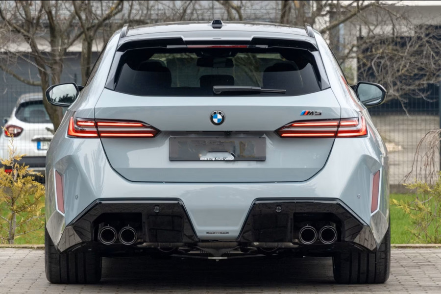BMW M5 Touring ** DRIV. ASS+, M-REM, PANO, TREKH, ICONIC GLOW, MERINO LEDER, 21 INCH LMV ** 1e EIG - UNFALLFREI - Ex BMW AG ** ** INFORMEER OOK NAAR ONZE AANTREKKELIJKE FINANCIAL-LEASE TARIEVEN **