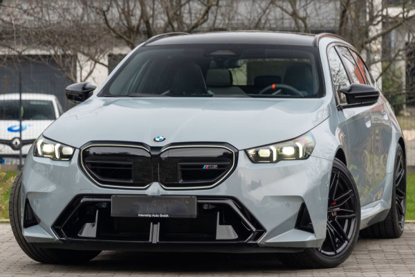 BMW M5 Touring ** DRIV. ASS+, M-REM, PANO, TREKH, ICONIC GLOW, MERINO LEDER, 21 INCH LMV ** 1e EIG - UNFALLFREI - Ex BMW AG ** ** INFORMEER OOK NAAR ONZE AANTREKKELIJKE FINANCIAL-LEASE TARIEVEN **