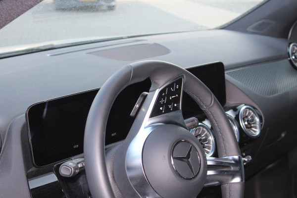 Mercedes-Benz EQA 300 4MATIC Luxury Line LIMITED 67 kWh auto is nieuw lage km