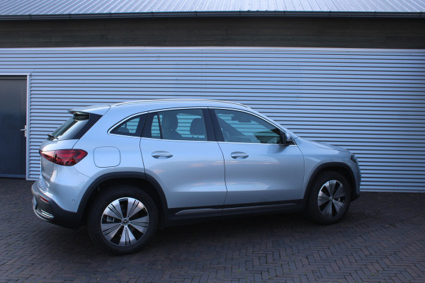 Mercedes-Benz EQA 300 4MATIC Luxury Line LIMITED 67 kWh auto is nieuw lage km