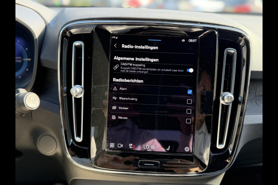 Volvo XC40 Recharge Core 70 kWh VAN: 32.900,- VOOR: 30.877,- UW WKVOORDEEL: 2.023,- | SOH 94% | VOLVO DEALER ONDERHOUDEN| ACHTERUITRIJCAMERA|