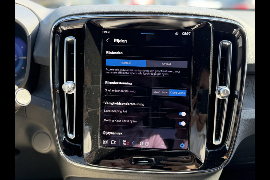 Volvo XC40 Recharge Core 70 kWh VAN: 32.900,- VOOR: 30.877,- UW WKVOORDEEL: 2.023,- | SOH 94% | VOLVO DEALER ONDERHOUDEN| ACHTERUITRIJCAMERA|
