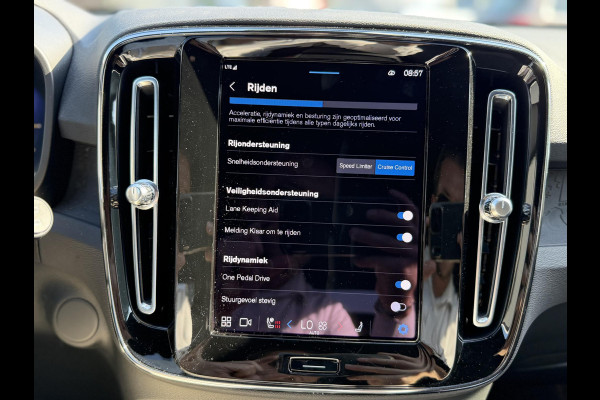 Volvo XC40 Recharge Core 70 kWh VAN: 32.900,- VOOR: 30.877,- UW WKVOORDEEL: 2.023,- | SOH 94% | VOLVO DEALER ONDERHOUDEN| ACHTERUITRIJCAMERA|