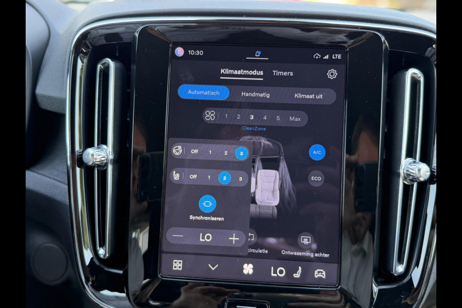 Volvo XC40 Recharge Core 70 kWh VAN: 32.900,- VOOR: 30.877,- UW WKVOORDEEL: 2.023,- | SOH 96% | VOLVO DEALER ONDERHOUDEN| ACHTERUITRIJCAMERA| WARMTEPOMP| STOEL + STUURVERWARMING