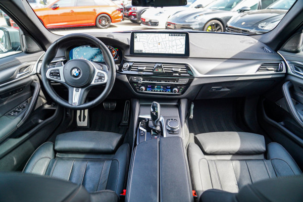 BMW 5 Serie M550i xDrive Business Edition Plus | Head up Display | Stoelverkoeling | Massage | Harman\/Kardon | 360 Camera